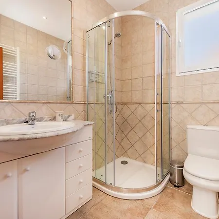 בית נופש Charming Semi-detached Holiday By The Sea Ii *